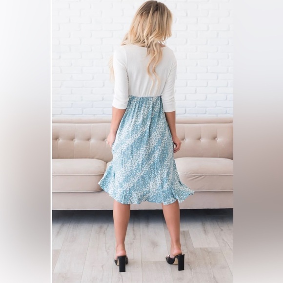 The Juni Midi Floral High Low Skirt
Style Dress - Picture 6 of 6